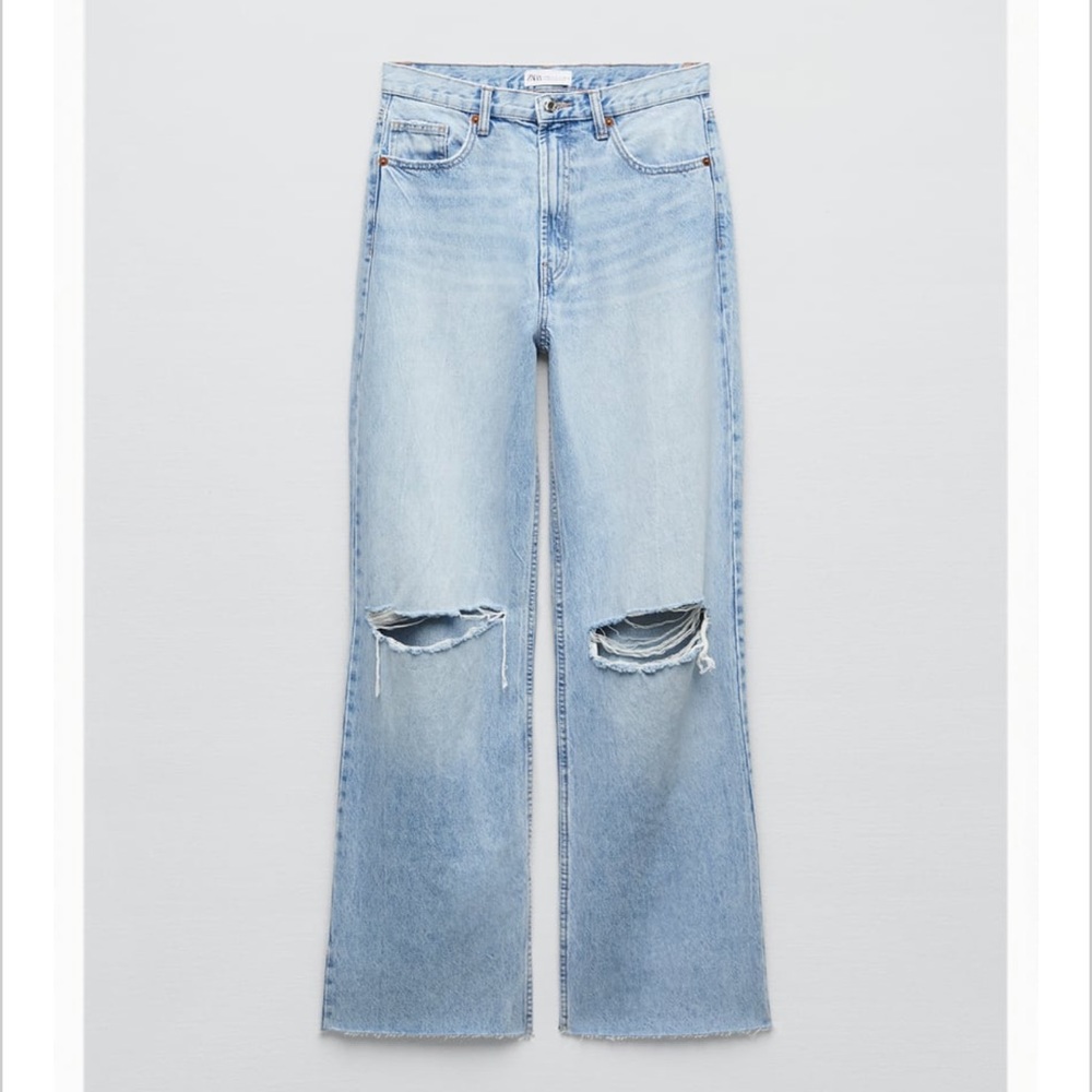 ZARA TRF RIPPED WIDE LEG JEANS
LIGHT BLUE - Size 6
